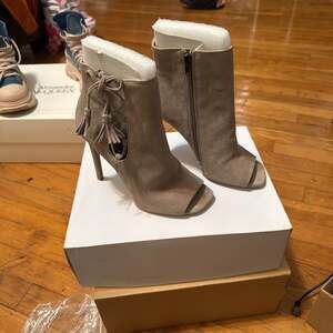 Steve Madden Tan Beige Suede Fringe Peep Toe Booties